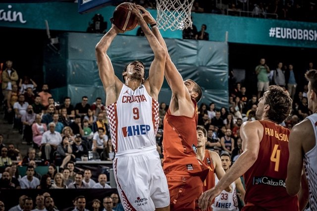Marc Gasol tapona a Saric en el España - Croacia