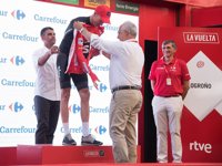 Ceniceros entrega el maillot rojo de la Vuelta Ciclista a España a Chris Froome