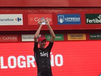 Chris Froome celebra su victoria con un trofeo de vidrio reciclado por los vecinos de Logroño