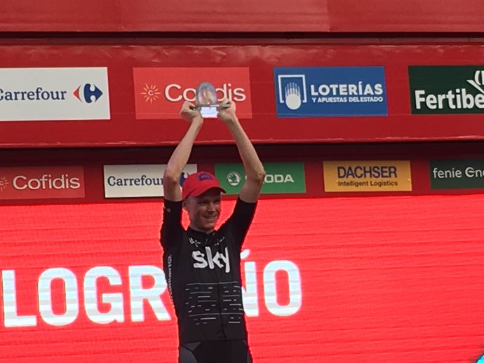 Froome con el premio reciclado de los vecinos de Logroño