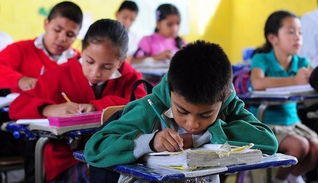 Los maestros peruanos vuelven a las aulas tras 75 días de huelga