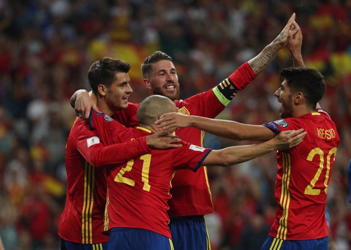 Morata, Silva, Ramos y Asensio celebran un gol de la selección española