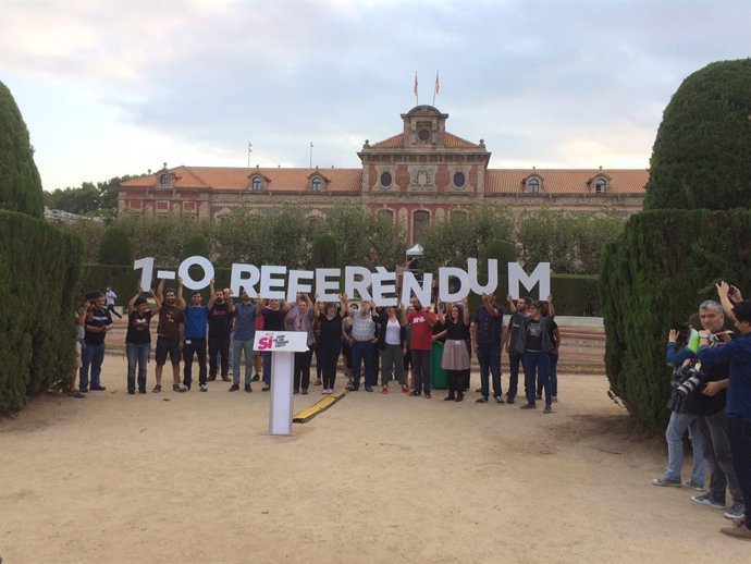 Acte de la CUP en el Parlament en favor del referèndum