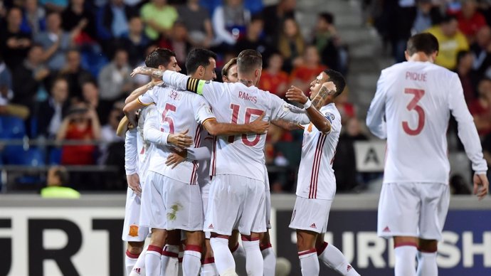 La selección española celebra un gol en Vaduz