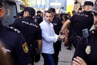 Llega a la Audiencia el acusado por el crimen de Almonte (Huelva) entre aplausos y gritos de ánimo