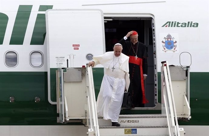 El papa baja de un avión