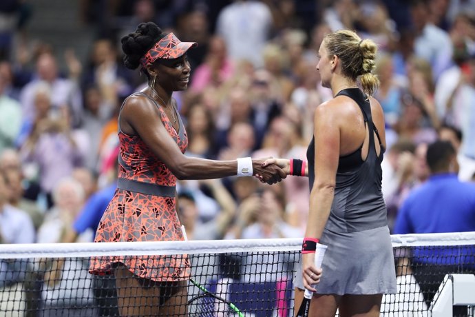 Venus Williams saluda a Petra Kvitova tras eliminarla