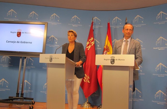 Los consejeros Noelia Arroyo y Javier Celdrán tras Consejo Gobierno