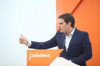 Rivera denuncia que Forcadell ha publicado clandestinamente desde su ordenador la Ley del Referéndum