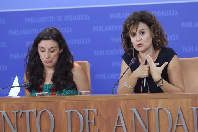 Libertad Benítez y Esperanza Gómez, diputadas de Podemos, en rueda de prensa