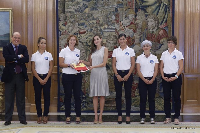 Las cinco mujeres siendo recibidas por la reina Letizia 