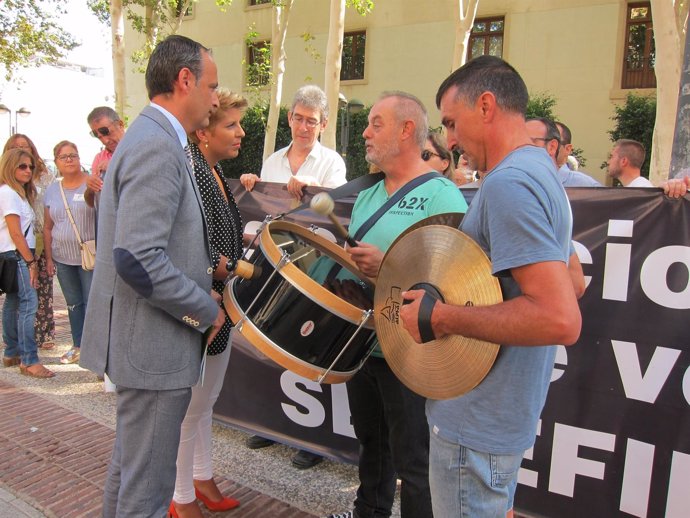 Arroyo y Celdrán con trabajadores ITV Alcantarilla a las puertas San Esteban