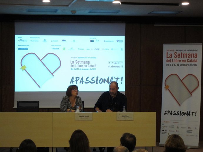 La pta.de AELC, Montse Ayats, i el pte.de la Setmana del Llibre J.Sala      