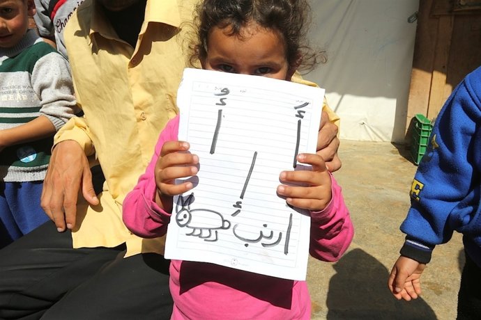 Niña siria enseñando un dibujo