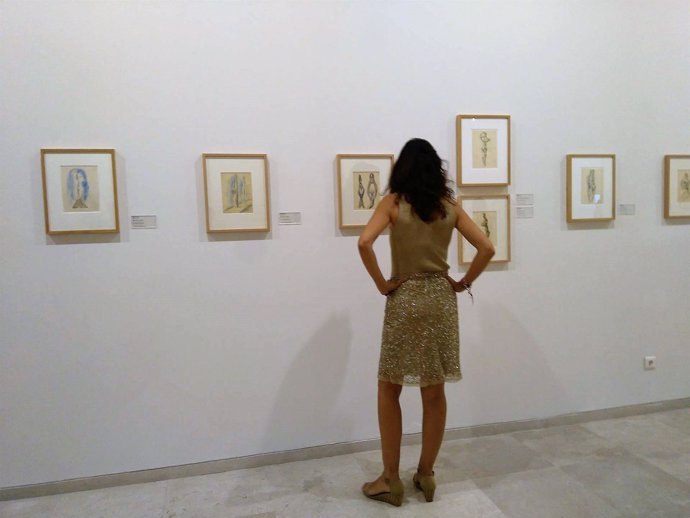 Una mujer observa la obra de Ferrant en Patio Herreriano