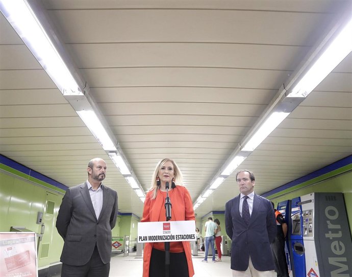 Cifuentes Visita Las Primeras Estaciones Recién Remodeladas Del Plan De Moderniz