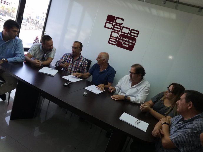 Patronal y sindicatos exigen medidas en la frontera de Ceuta