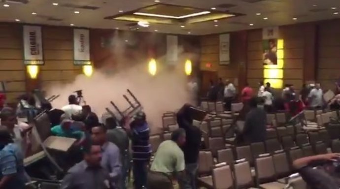 Políticos priistas se lanzan sillas en medio de una reunión en Nuevo León