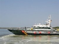 Rescatadas 25 personas, entre ellas tres menores, de una patera frente al litoral de El Ejido (Almería)