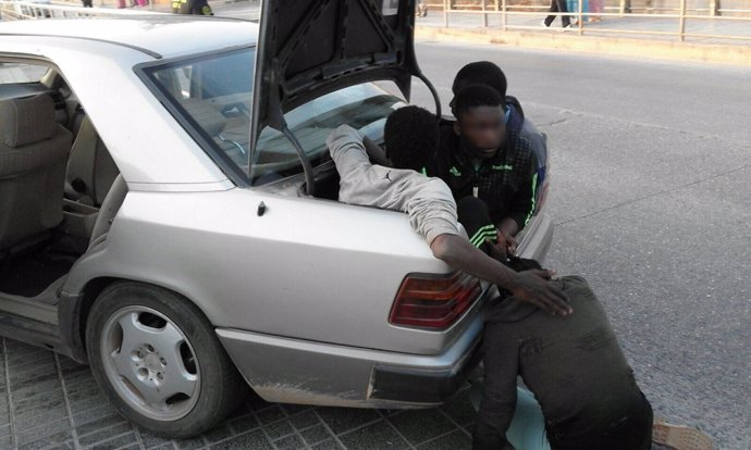 Inmigrantes ocultos en el coche que entró violentamente en Melilla