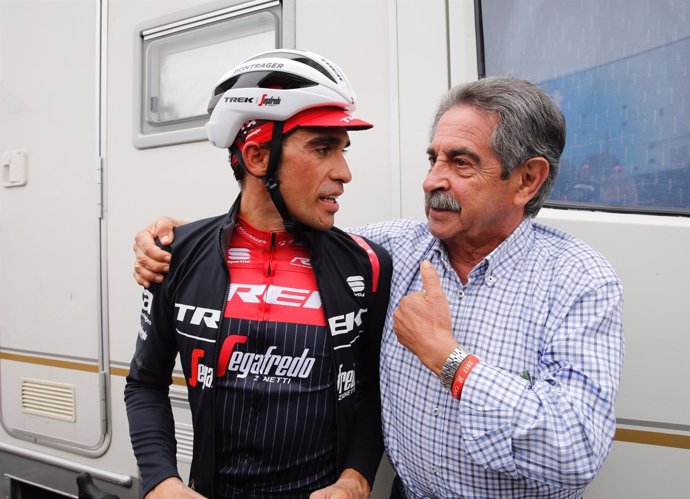 Revilla con Alberto Contador tras la meta en Los Machucos