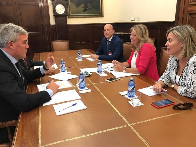 Reunión entre Ángeles Muñoz y José Enrique Fernández de Moya