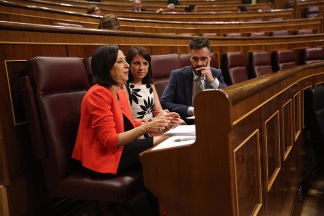 Margarita Robles y Adriana Lastra en la sesión de control en el Congreso