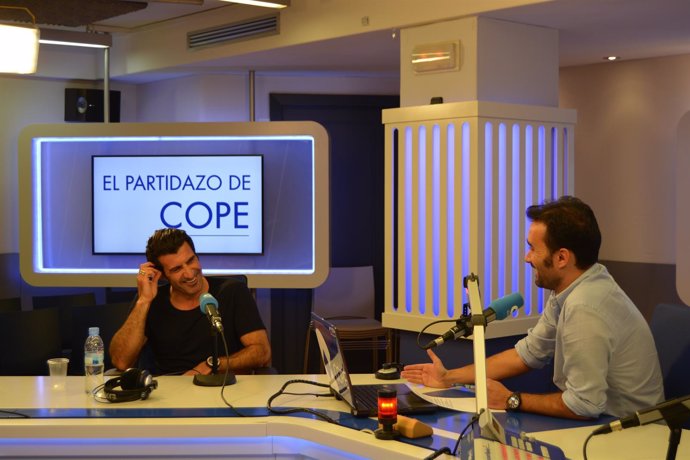 Luis Figo en una entrevista con COPE