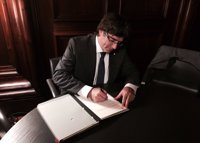 Puigdemont firma y promulga la ley del referéndum