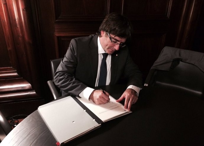 El pte.C.Puigdemont signa la llei del referèndum