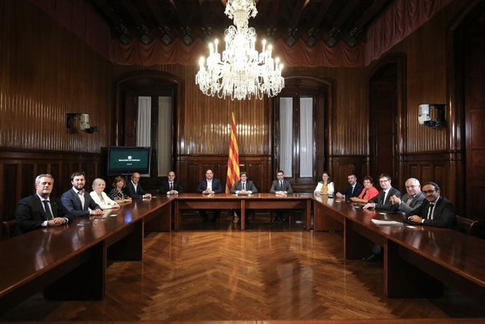 El Govern de la Generalitat en pleno firma la convocatoria del 1-O