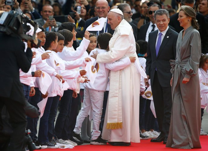 El Papa Francisco llega a Colombia, donde es recibido por Santos