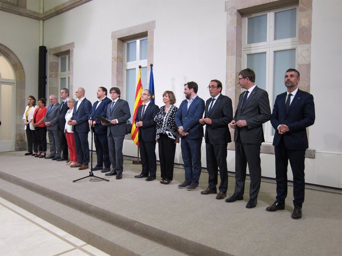 El pte.C.Puigdemont y sus consellers del Govern tras convocar el referéndum 1-O