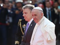El papa llega a Colombia, donde es recibido por el presidente Juan Manuel Santos