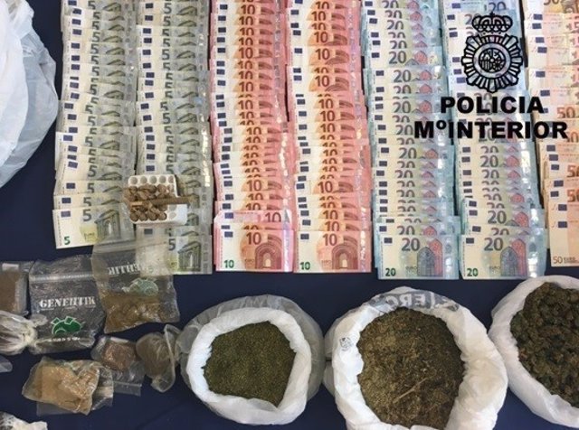 Droga y dinero incautado por la Policía Nacional en la asociación