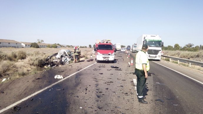 Un muerto y un herido en un accidente de tráfico en la N-II en Pina de Ebro.
