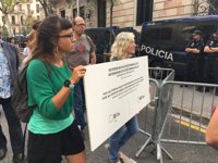 1-O.- La CUP entrega una papeleta del referéndum a la Delegación del Gobierno en Barcelona