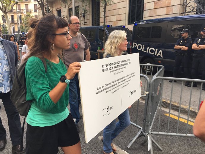 M. Rovira y M. Lecha (CUP) en la Delegación del Gobierno