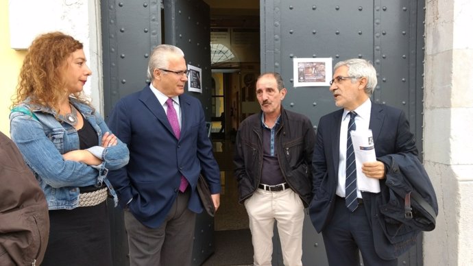 Baltasar Garzón y Gaspar Llamazares a la entrada del Archivo Histótico.