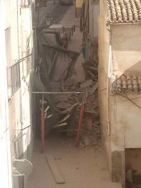 Rescatan a un hombre tras derrumbarse una casa de cuatro alturas en el centro de Xixona (Alicante)