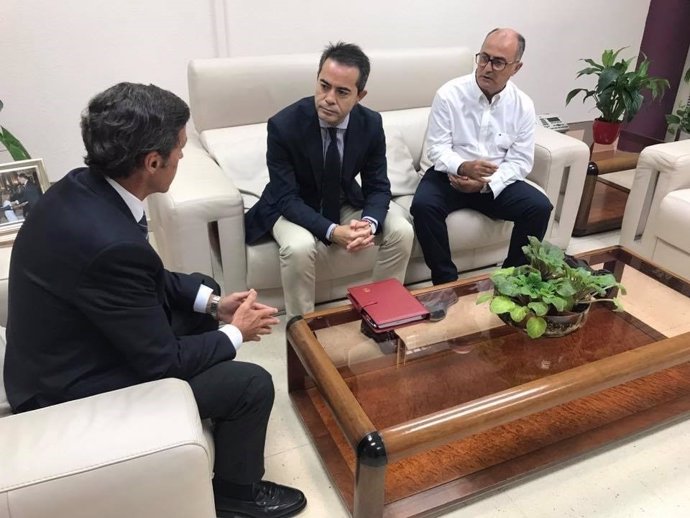 Foto de la reunión mantenida entre la FMRM y la Delegación de Gobierno