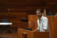 Álvaro Jaén (Podemos) insta a recordar "todos los días" la Extremadura "fragmentada" por sus 560.000 emigrantes