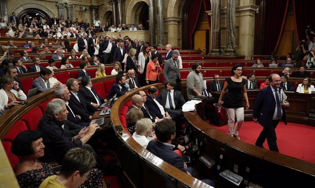 Iceta abandona el Parlamento de Cataluña