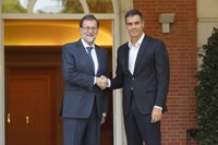 Rajoy recibe a Sánchez en La Moncloa para analizar la situación en Cataluña