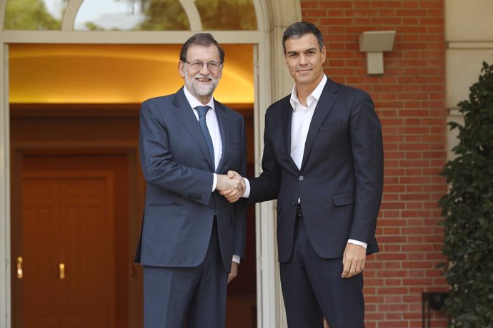 Rajoy recibe a Pedro Sánchez en Moncloa por el desafío catalán