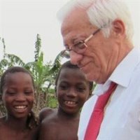 El padre Ángel apoya en Colombia la visita del Papa Francisco y reclama la paz en el mundo