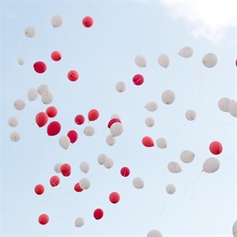 Un momento de la suelta de globos