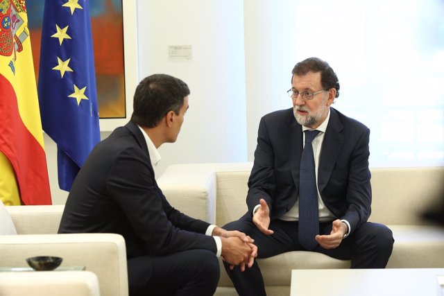 Rajoy recibe a Pedro Sánchez en Moncloa por el desafío catalán