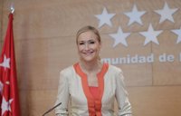 Cifuentes acusa a Ayuntamiento de "doble discurso" por defender unidad de España y "prestar espacios a independentistas"