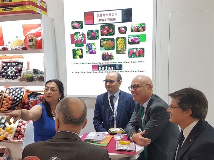 Hernández y Jódar visitan a los empresarios en la feria Asia Fruit Logística